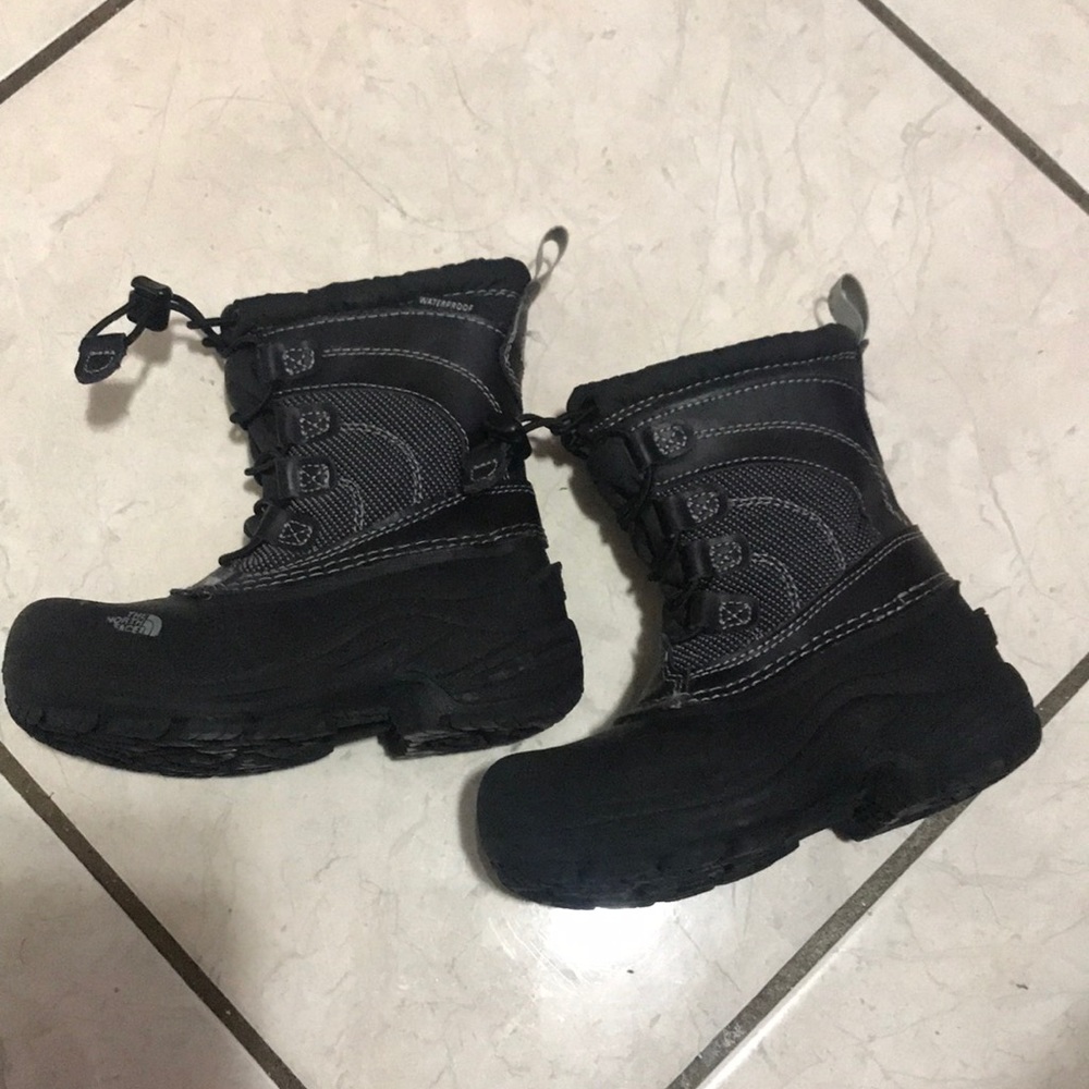 Boys north face snow boots for a toddler